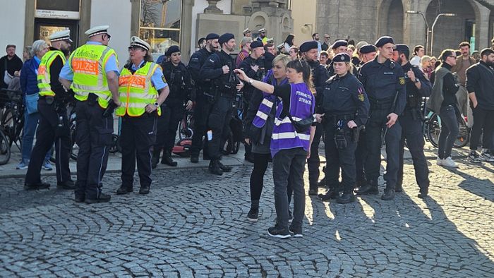 Demonstration zum Internationalen Frauentag: Kritik an massivem Polizeieinsatz bei Kundgebung