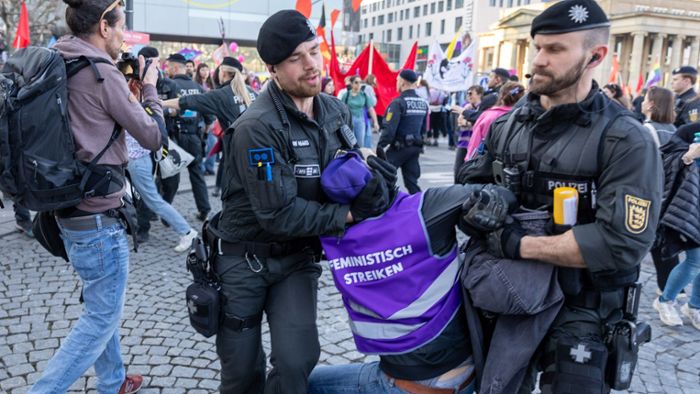 Pyrotechnik, rechte Störer und Übergriffe: Polizei zieht Bilanz der Kundgebung zum Frauentag am Samstag