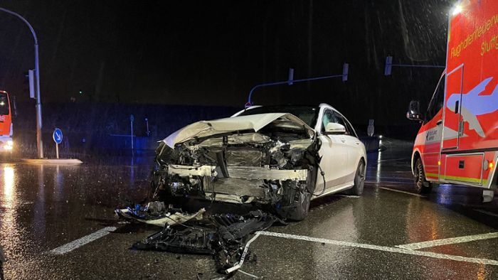 Unfall in Plieningen mit zwei Verletzten: Polizei sucht nach mutmaßlichem Rotlichtverstoß Zeugen