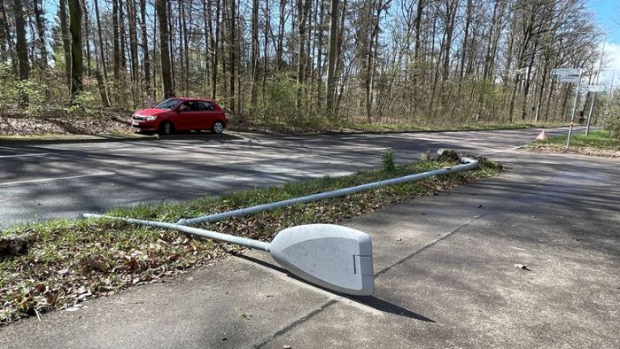 Unfall in Plieningen: Auto kracht gegen Verkehrsschild und Laterne – Fahrerin verletzt