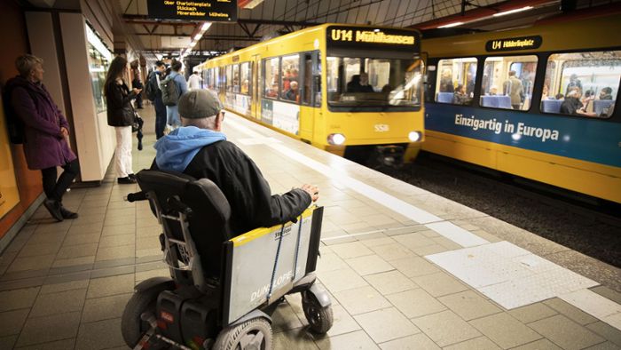 Spendenaktion Hilfe für den Nachbarn: Hilflos mit dem Rollstuhl auf dem Bahnsteig