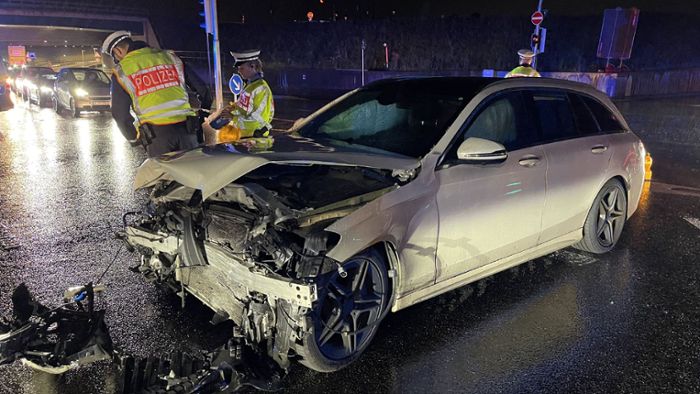 Unfall in Stuttgart-Plieningen: Verkehrsunfall mit zwei beteiligten Fahrzeugen - erheblicher Sachschaden