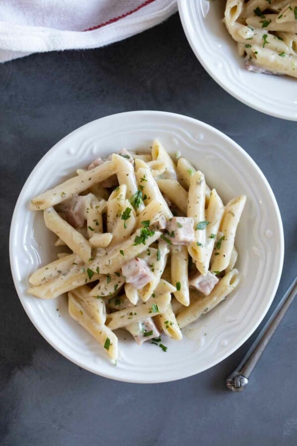 penne pasta with ham and cheesy sauce