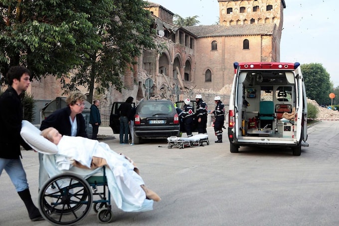 Patients are evacuated from a hospital in Finale Emilia