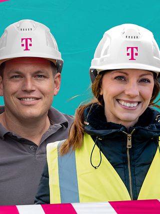 Zwei Personen mit Arbeitskleidung und magenta-farbenen Bauarbeiter-Helm