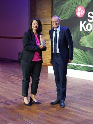 Melanie Kubin-Hardewig, Deutsche Telekom AG (links) und Prof. Dr. Alexander Bassen, Professor, Universität Hamburg