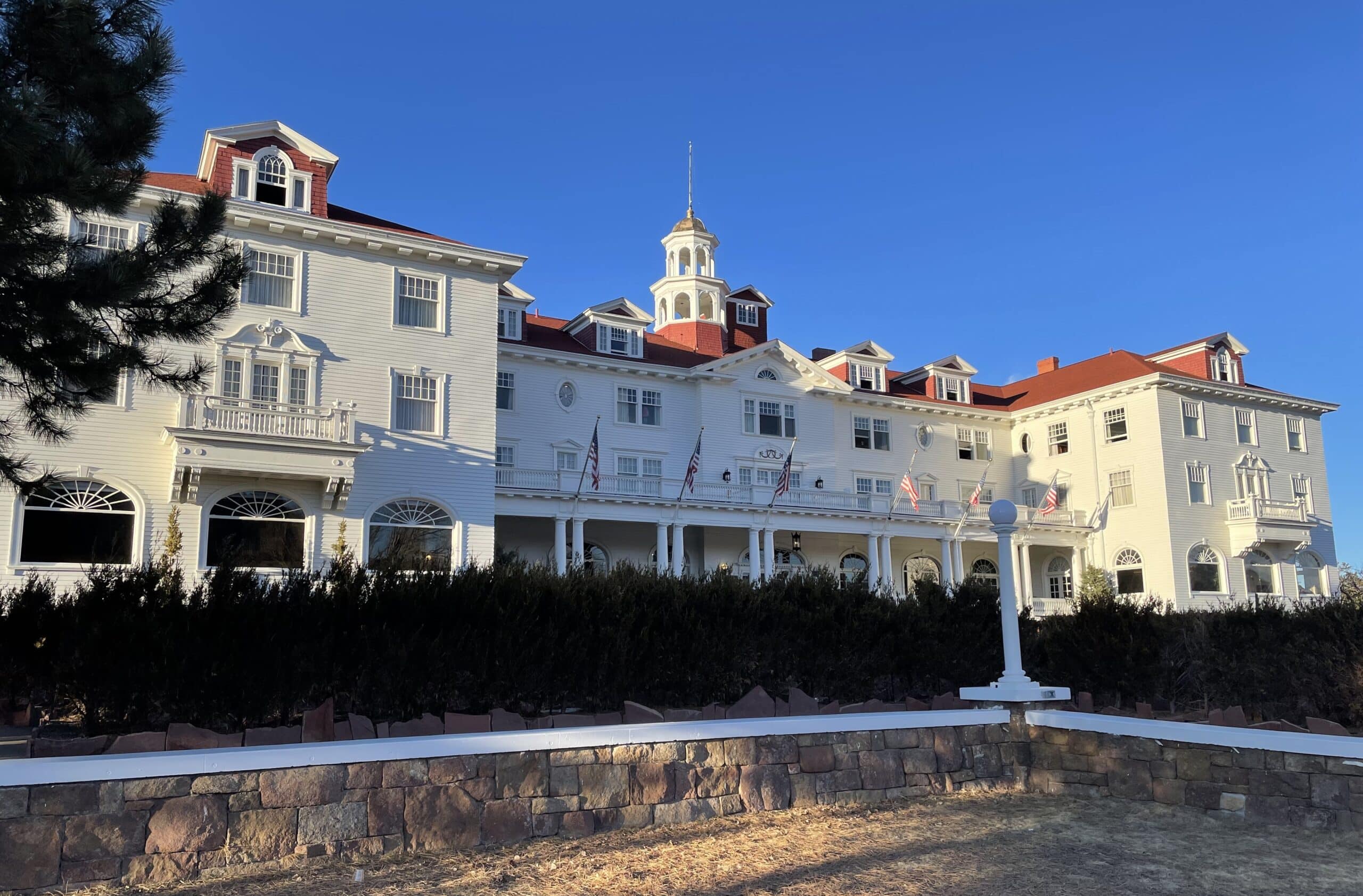 The stately entrance of the Stanley hotel