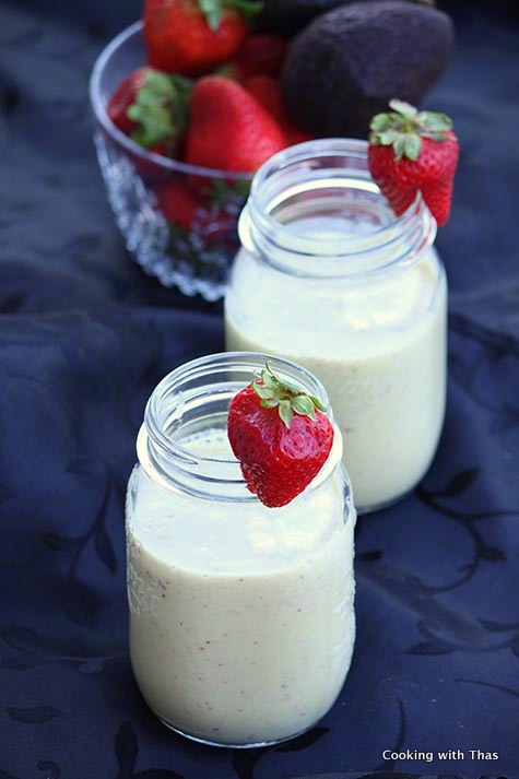 avocado strawberry-smoothie