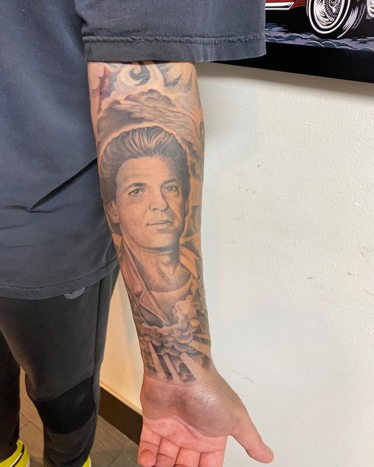 Rob Kardashian revealed his tattoo tribute to his late father, Robert Kardashian