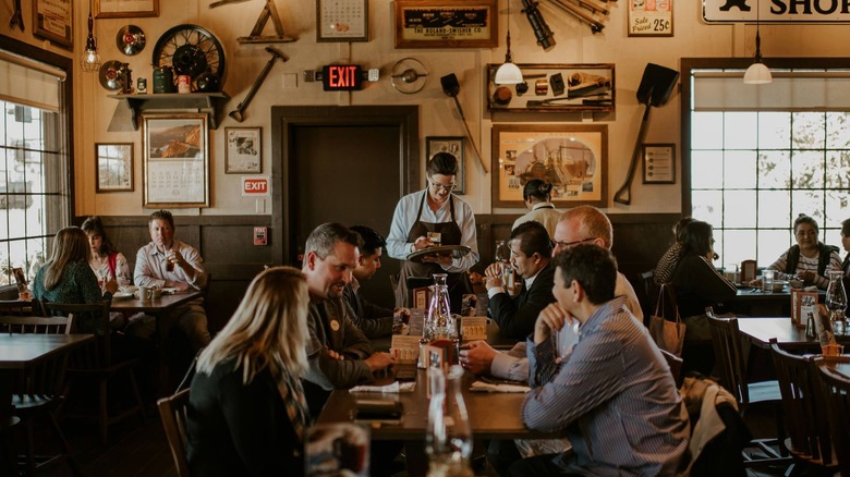 cracker barrel server and guests