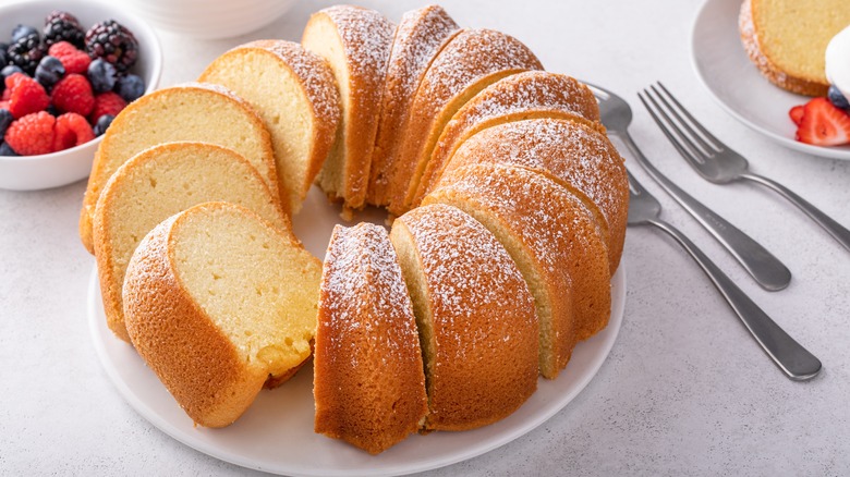 bundt cake sprinkled with powdered sugar