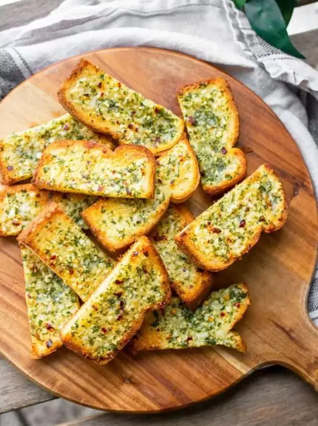 10-Minute Air Fryer Garlic Bread