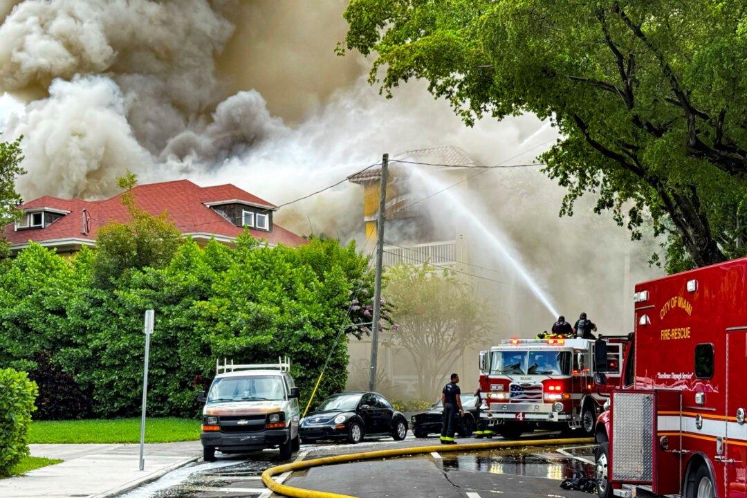 Massive Fire Breaks Out in 4-story Apartment Building Near Downtown Miami