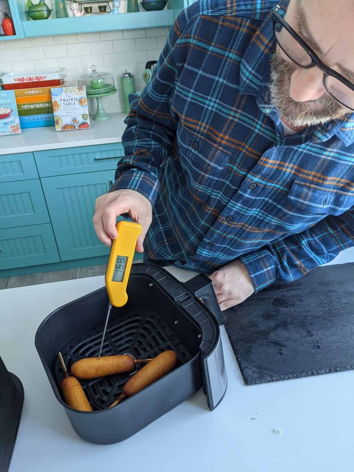 air fryer corn dogs - temperature testing