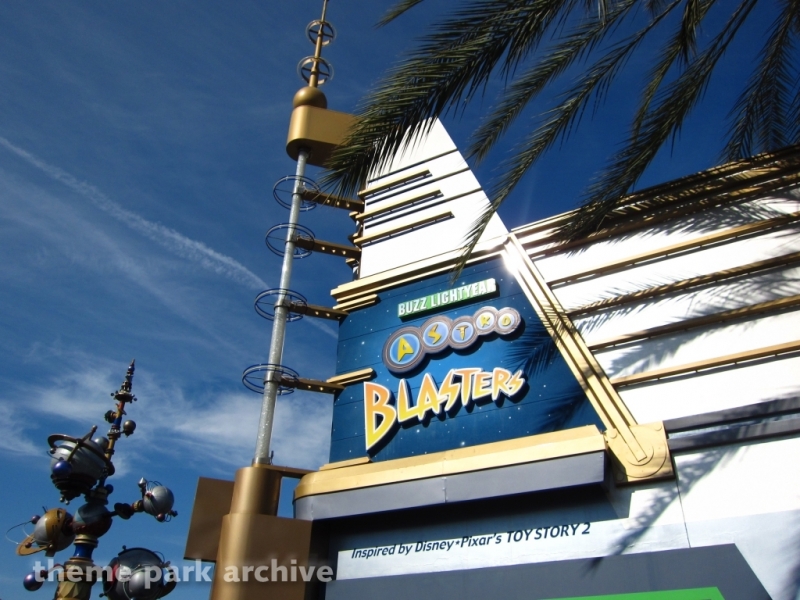 Buzz Lightyear Astro Blasters at Disneyland | Theme Park Archive