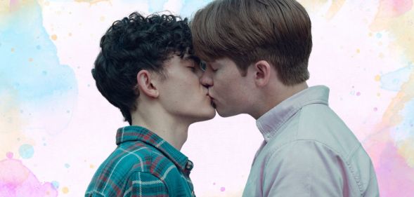 Charlie Spring and Nick Nelson kissing in Heartstopper