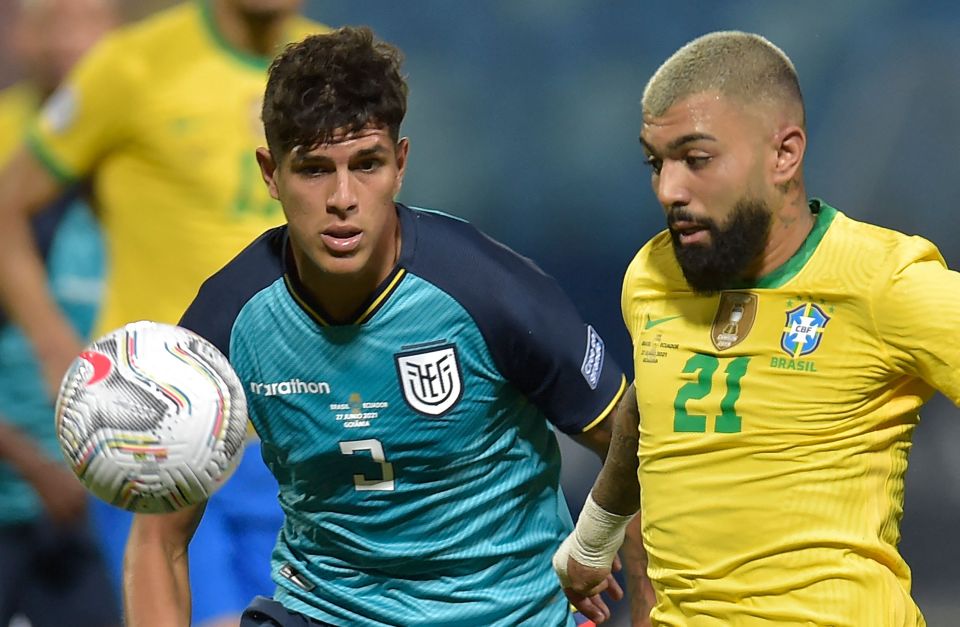 Hincapie chases down Brazil star Gabriel Barbosa