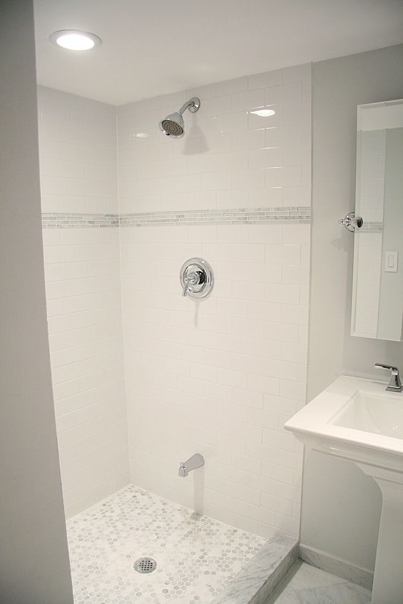 white_bathroom_tiles_with_border_1