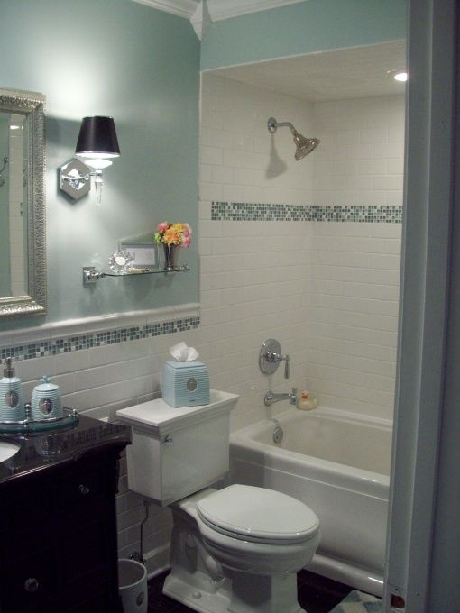 white_bathroom_tiles_with_border_3