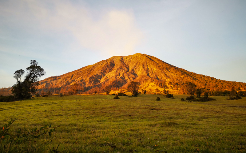 In Turrialba on clear days, visitors can can enjoy the spectacle of seeing both the Pacific Ocean and the Caribbean Sea, its volcano is currently active.