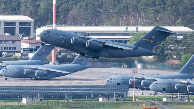 A U.S. C-17 Globemaster military transport aircraft takes off from Ramstein Air Base. A conference on the Ukraine war was held at the U.S. air base.