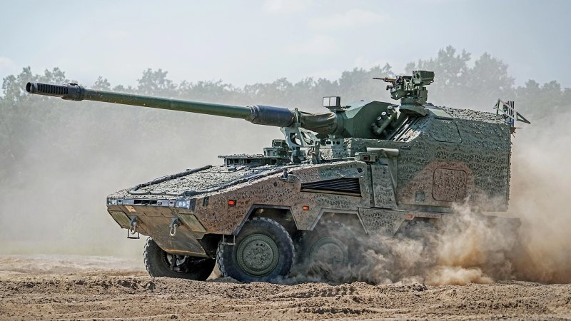 Saxony-Anhalt, Altengrabow: A new RCH 155 wheeled howitzer from tank manufacturer KNDS is on display at the Altengrabow military training area. Here, KNDS is using the platform of the Boxer wheeled tank as a weapon carrier for an automated and remote-controlled artillery gun. With the fully automated wheeled howitzer, which fires on the move, the tank manufacturer KNDS promises the Bundeswehr and the armed forces of partner countries an advantage on the battlefield. In addition, two soldiers are said to be sufficient as a crew, whereas previously five men were needed as driver and operator in the tracked Panzerhaubitze 2000.