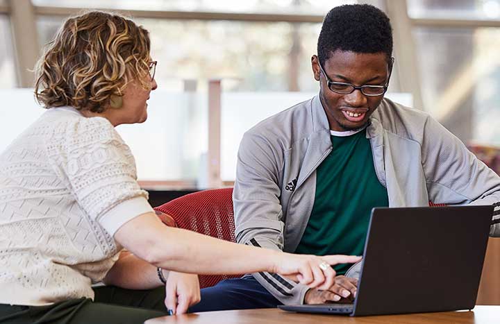 Student speaking with advisor