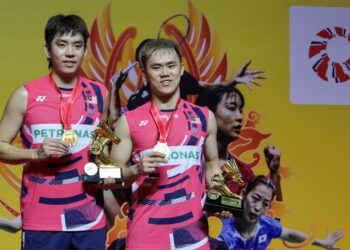 MAN Wei Chong-Tee Kai Wun bergambar di podium selepas perlawanan akhir Indonesia Masters 2025 di Istora Senaya, Jakarta, hari ini. - AFP