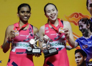 PEARLY Tan-M. Thinaah ketika bergambar di podium selepas perlawanan akhir beregu wanita Indonesia Masters 2025 di Istora Senayan, Jakarta. - AFP