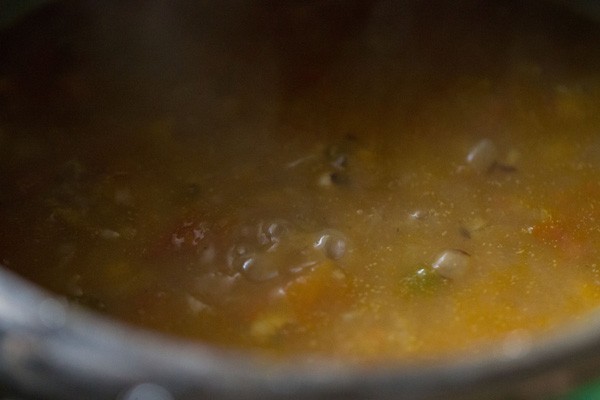 simmering lobia curry in cooker