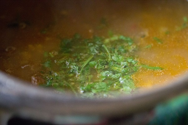 chopped coriander leaves on the lobia masala