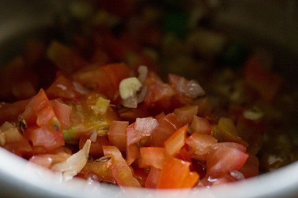 tomatoes in cooker