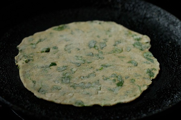 frying methi paratha on tawa