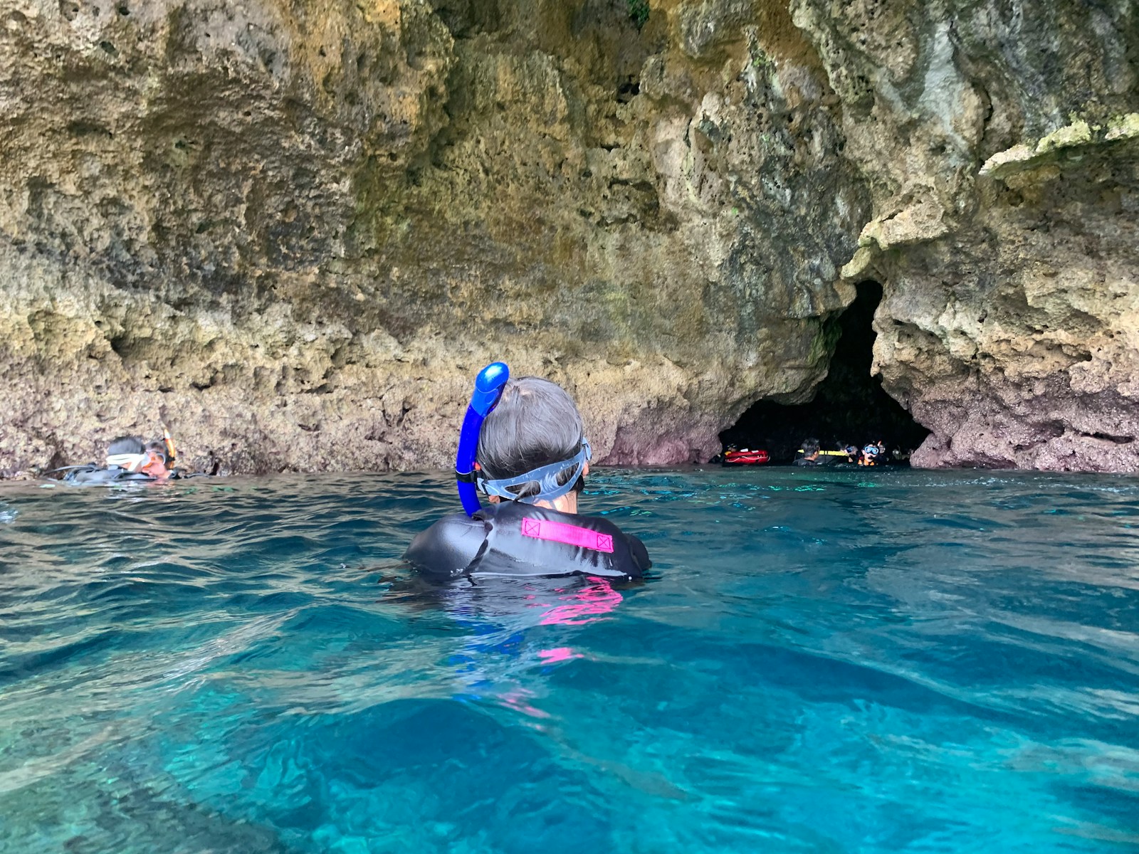 渡嘉敷島でシュノーケリングを楽しむ