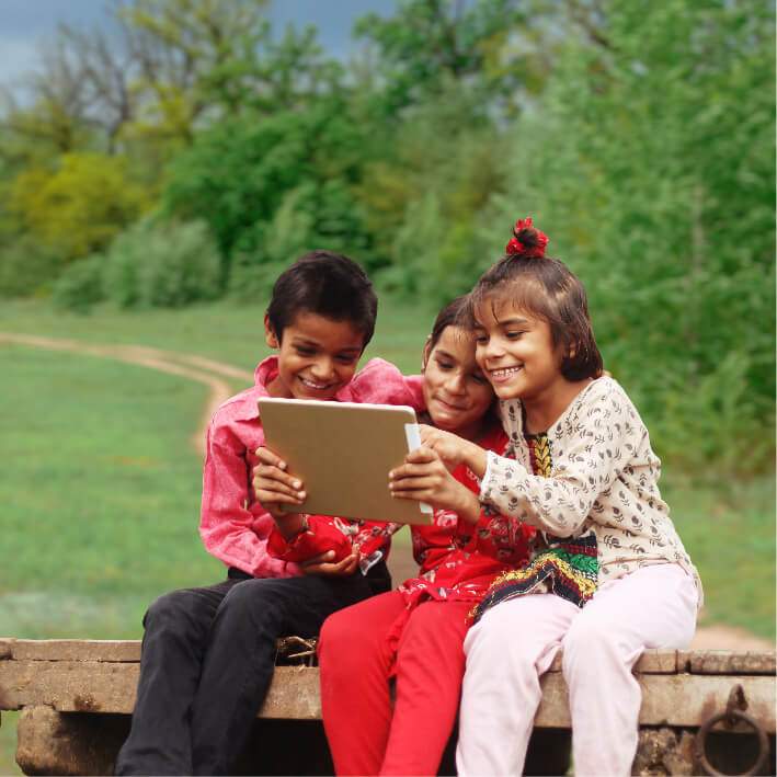 Niños que usan Internet en el campo