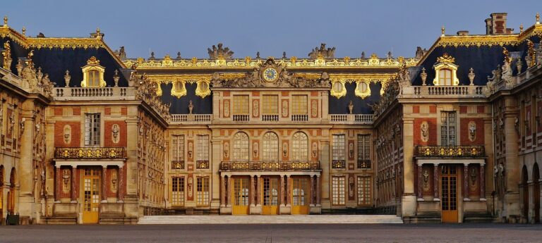 Château-de-Versailles-royal-palaces-france-visit-european-castles