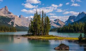 Maligne Lake, Jasper national Park, Alberta wallpaper thumb