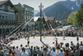 Maifest dancers