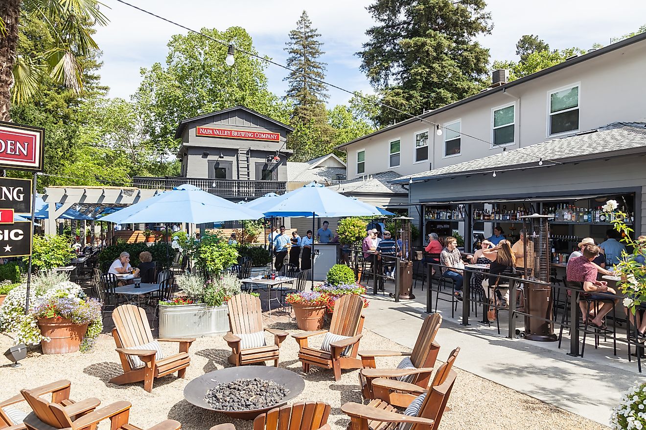 Calistoga, California: People enjoy food and drinks in a restaurant in Calistoga