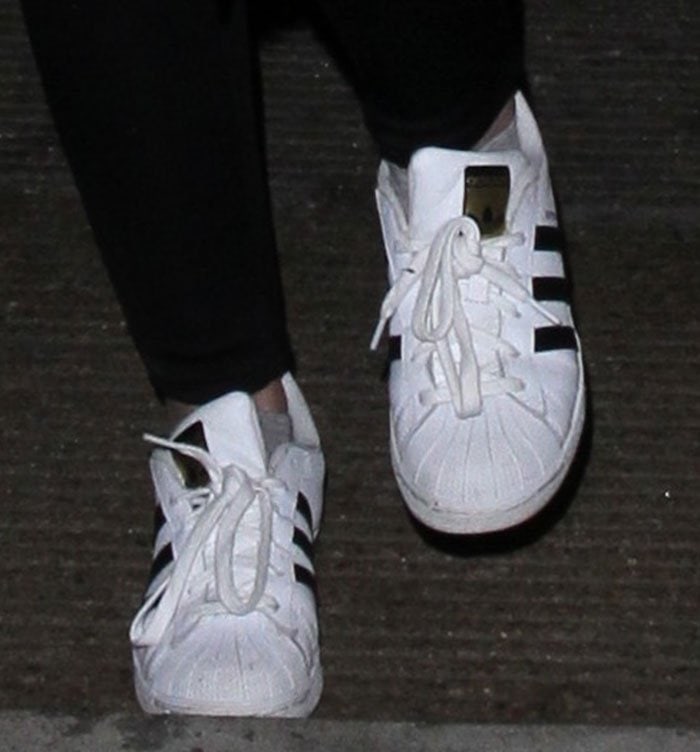 Dakota Fanning wears dirty Adidas Superstar sneakers