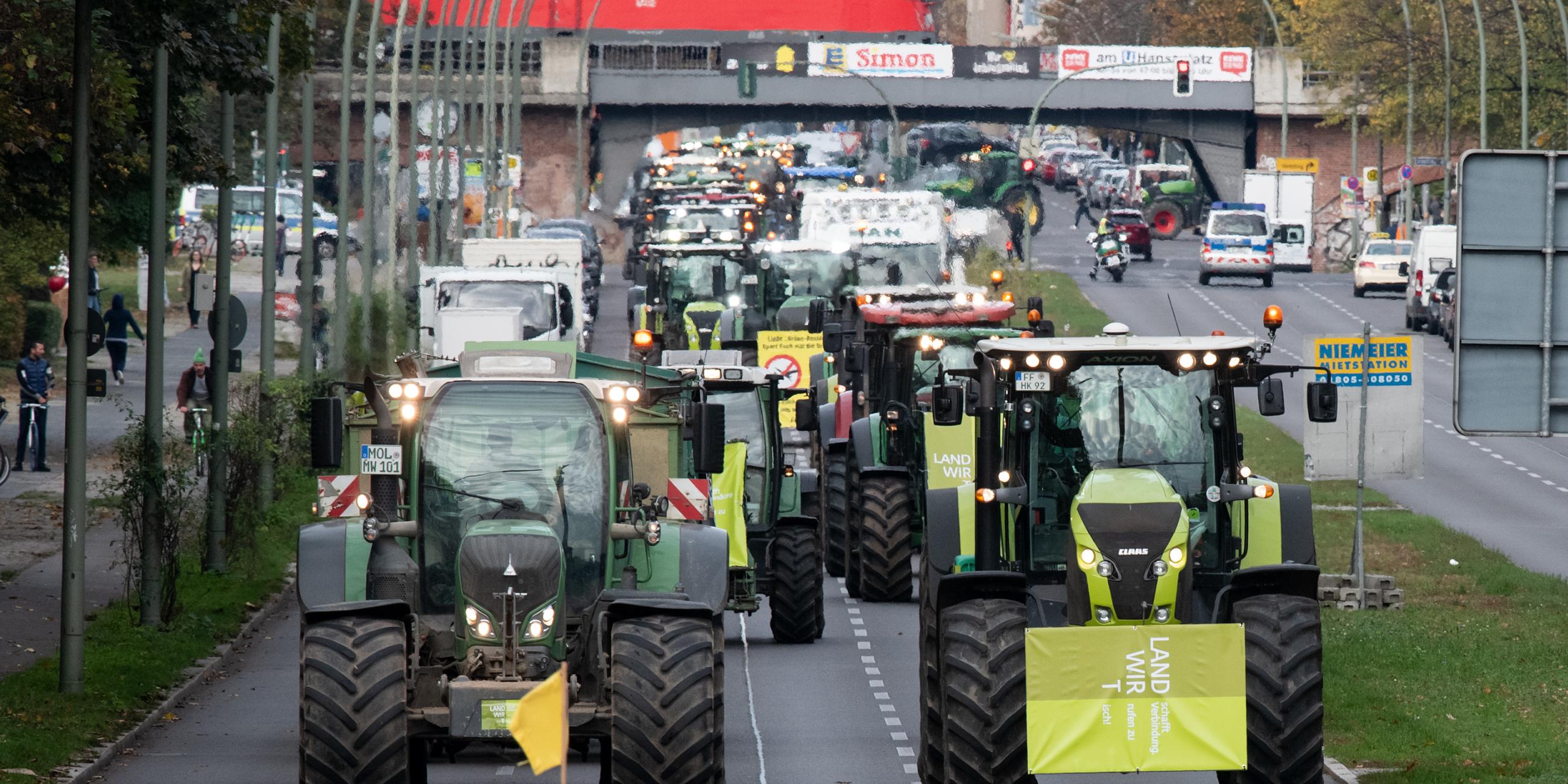 Bauern fahren mit Treckern bei Protestaktion