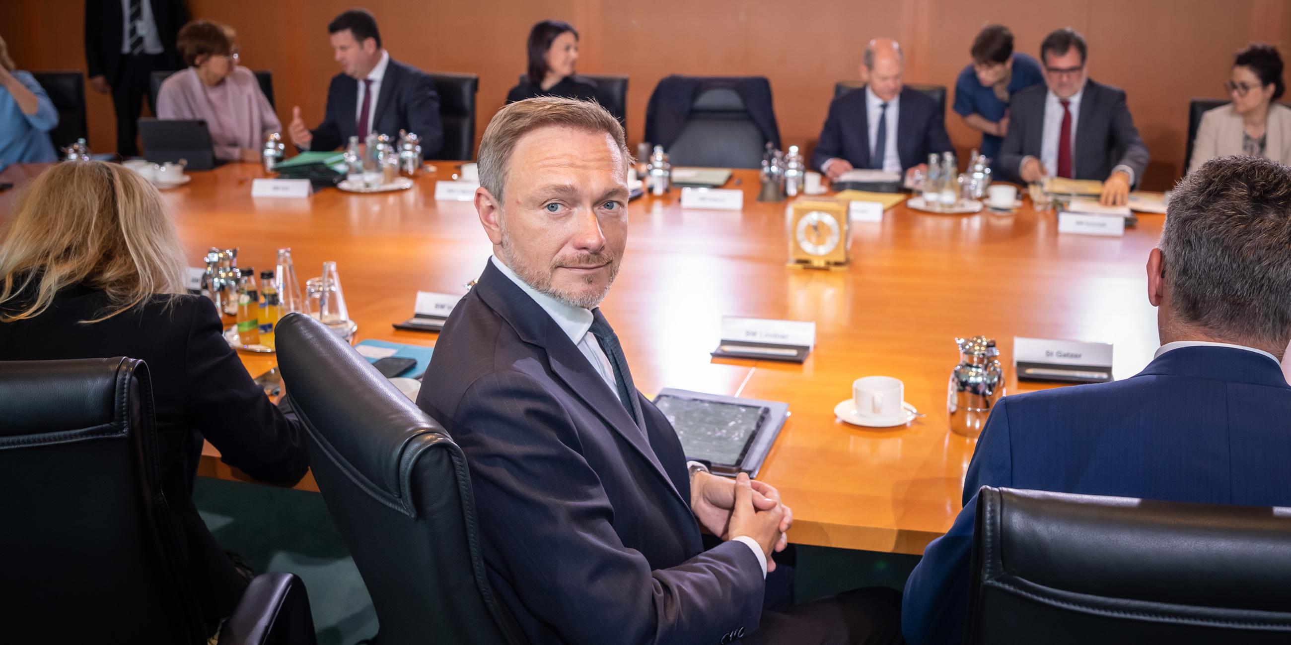 Archiv: Christian Lindner wartet auf den Beginn der Sitzung des Bundeskabinett im Kanzleramt.