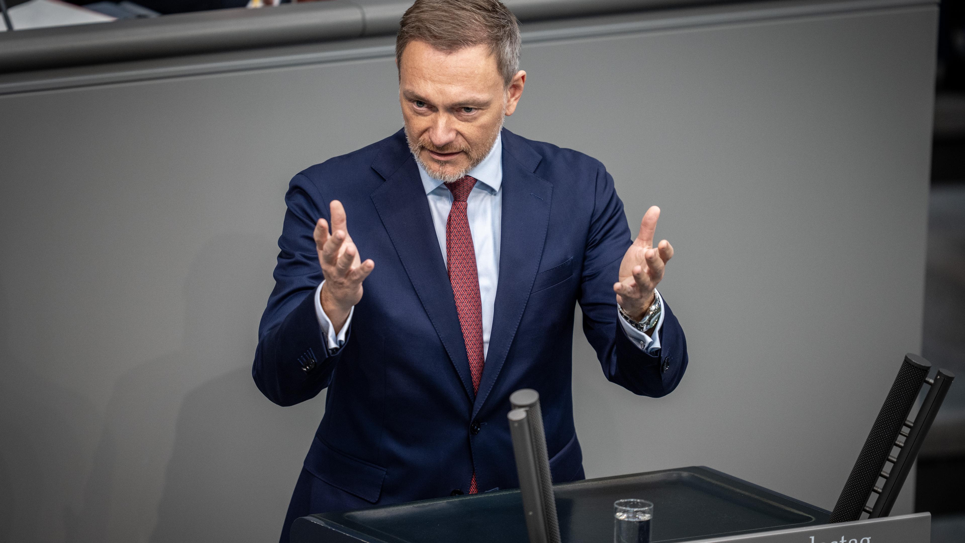 Christian Lindner (FDP), Bundesminister der Finanzen, spricht in der Debatte zum Auftakt der Haushaltswoche.