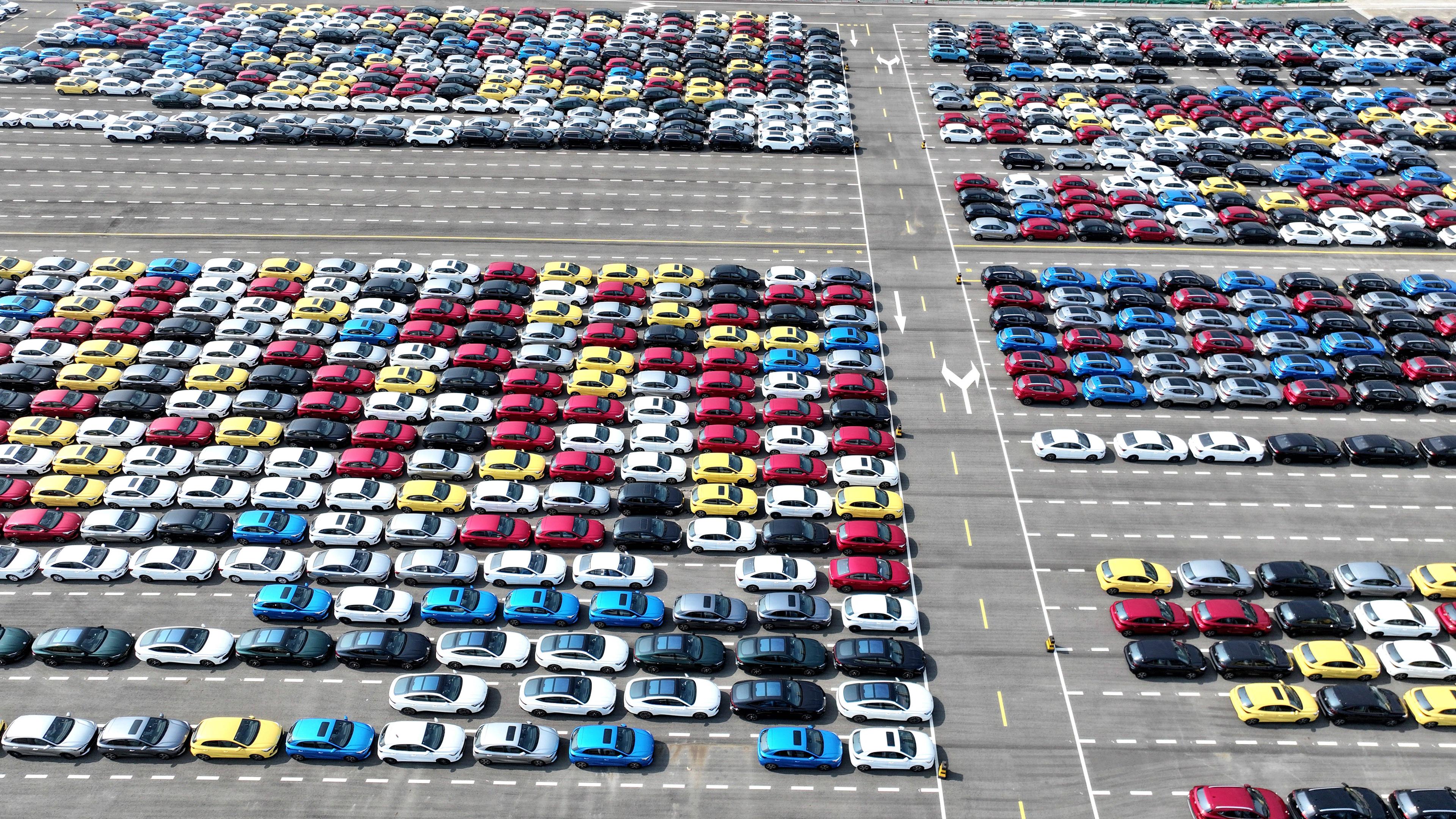 Chinesische Elektroautos warten am Hafen in Lianyungang, China, auf die Verladung