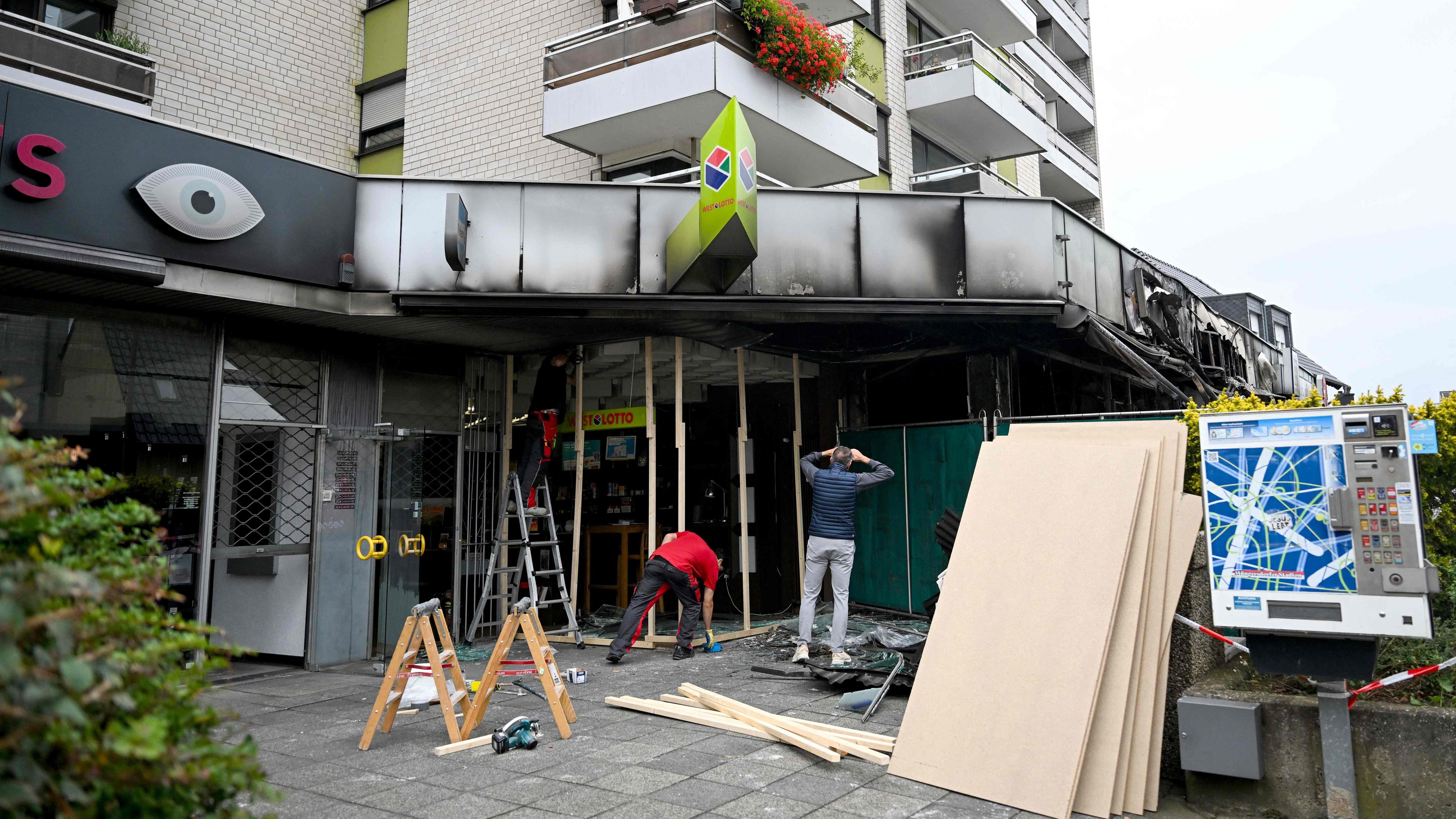 Mehrfamilienhaus mit einem Café im Erdgeschoss nach einer Explosion in Köln