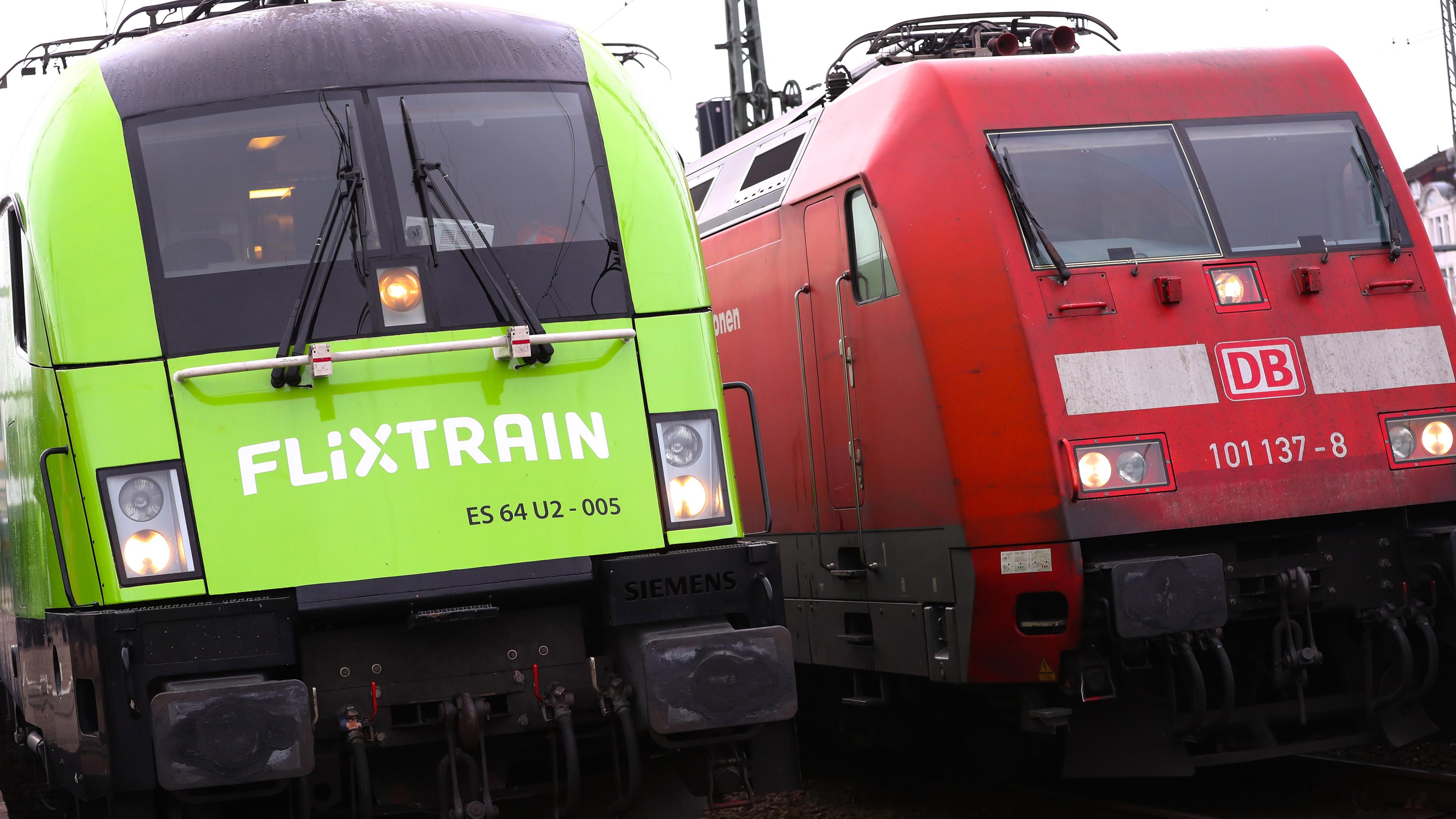  Hamburg: Der neue Fernzugs "Flixtrain" (l) steht vor seiner Premierenfahrt auf dem Bahnhof Altona neben einem Zug der Deutschen Bahn. Archivbild