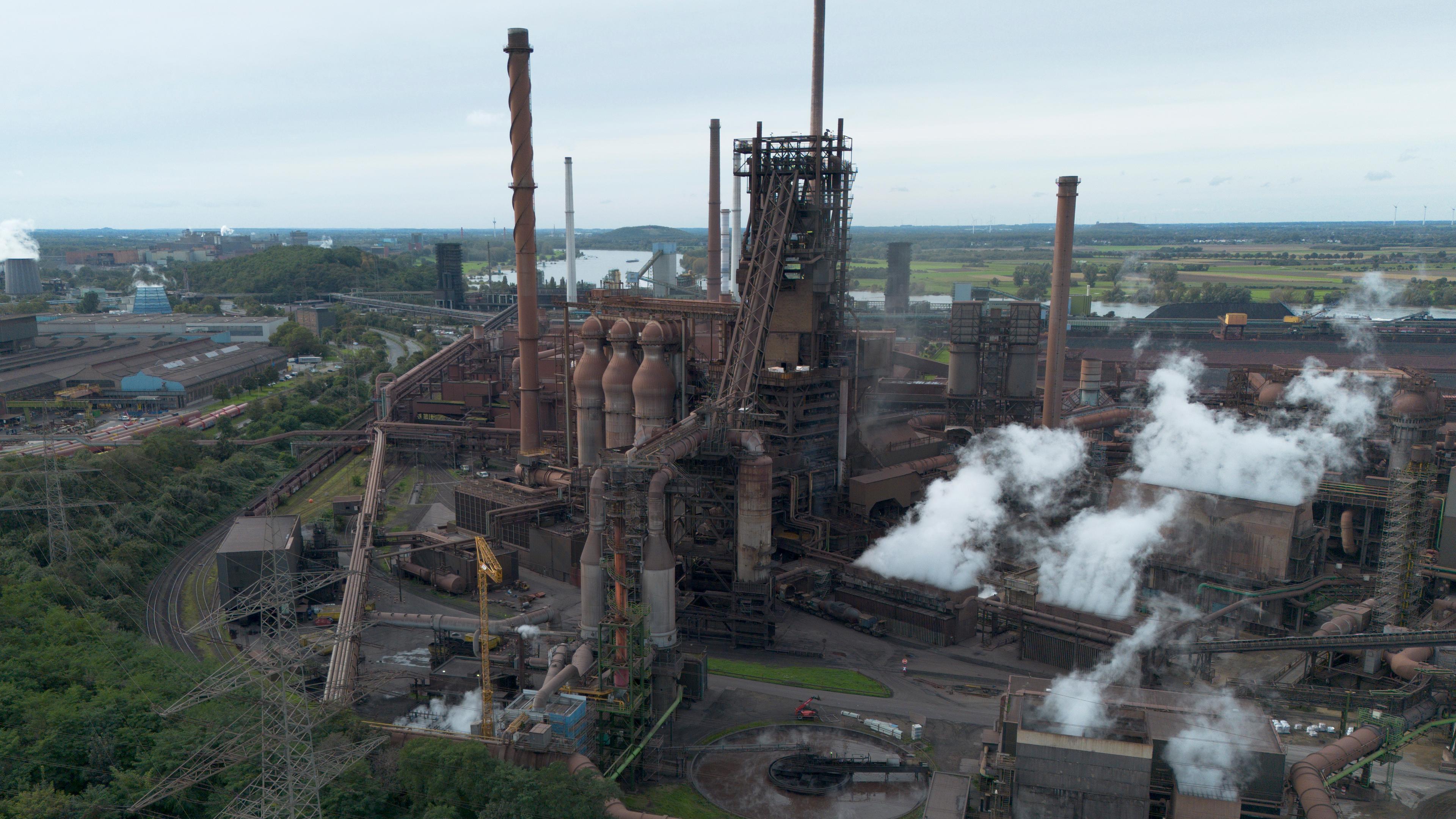 Die älteren Hochöfen Schwelgern von thyssenkrupp sind in Duisburg, Deutschland, in Betrieb, da der Stahlhersteller am Dienstag, 8. Oktober 2024, ehrgeizige Pläne hat, grünen Stahl mit Wasserstoff anstelle von mit Milliarden Euro von der Bundesregierung subventionierter Kohle zu produzieren.