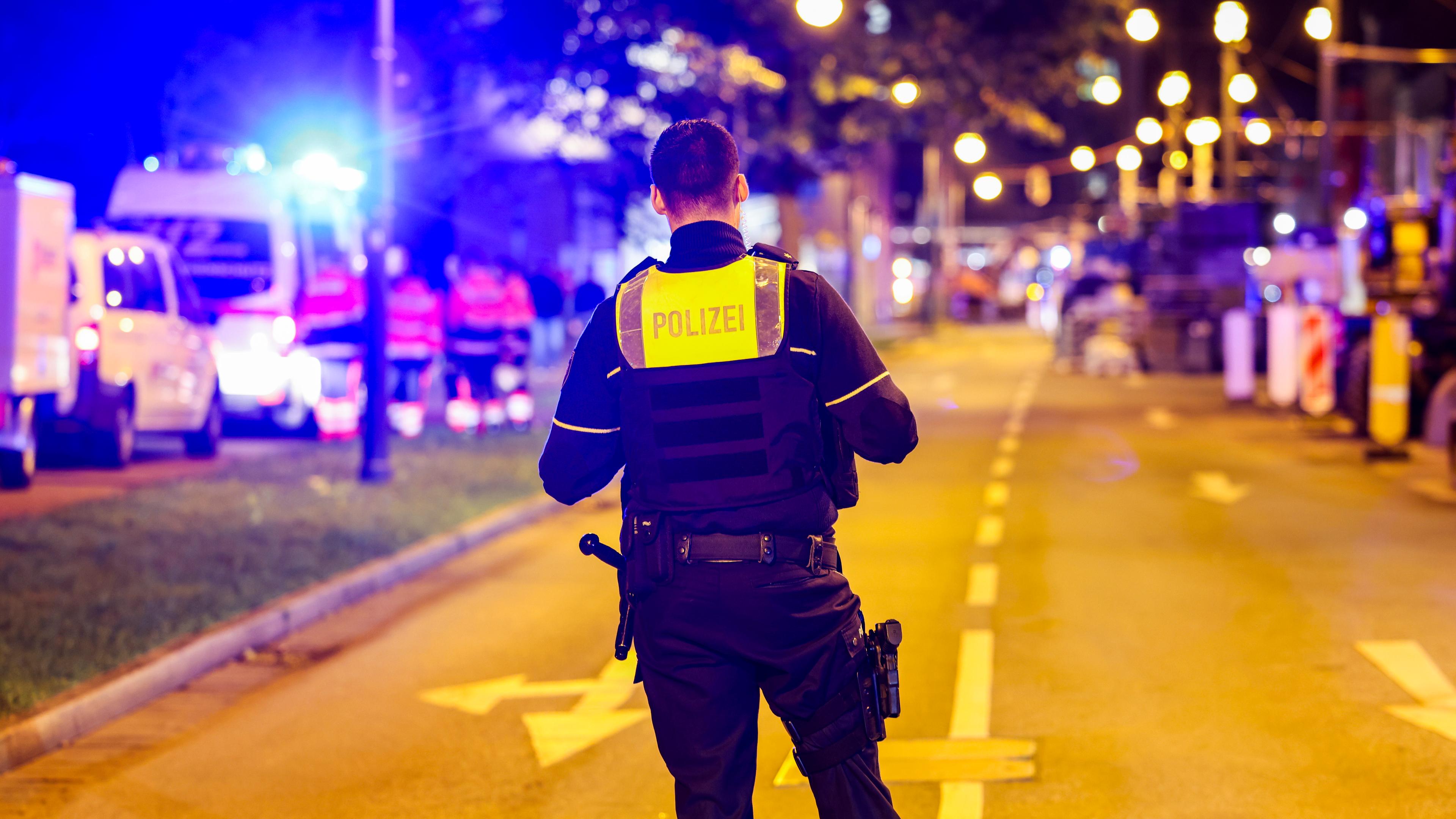 Polizist sichert den Bereich vor dem Mulitplex-Kino in Krefeld, an dem die Polizei einen Verdächtigen niedergeschossen hat.