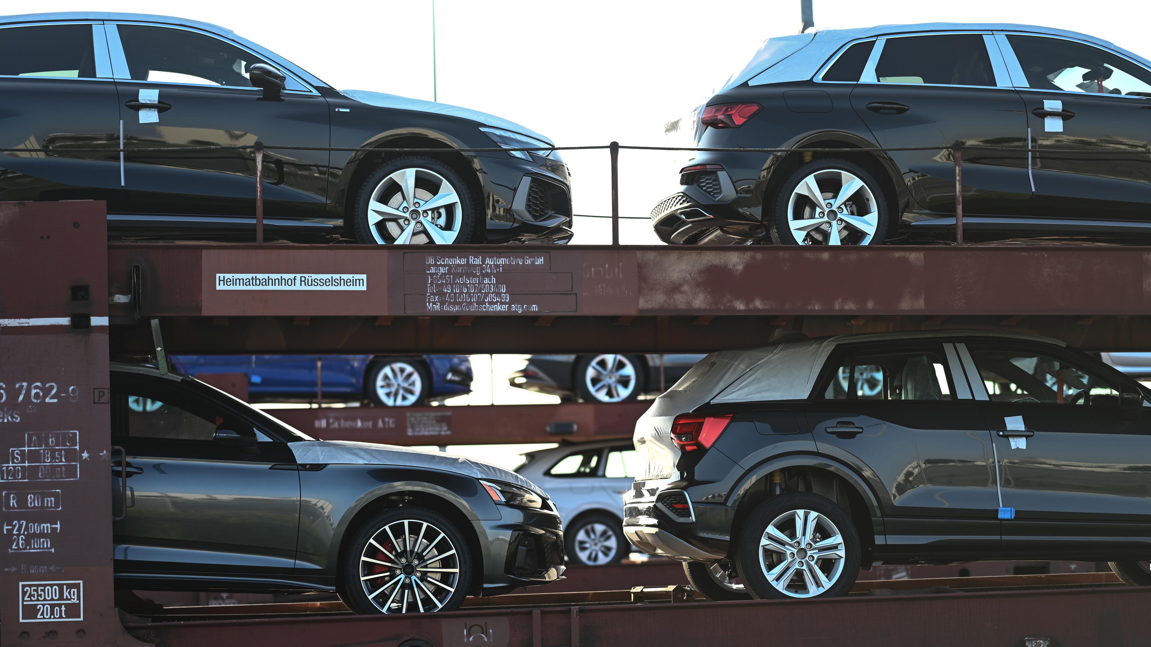 Niedersachsen, Emden: Neuwagen von Volkswagen und Audi stehen auf einem Autozug in einem Hafen.