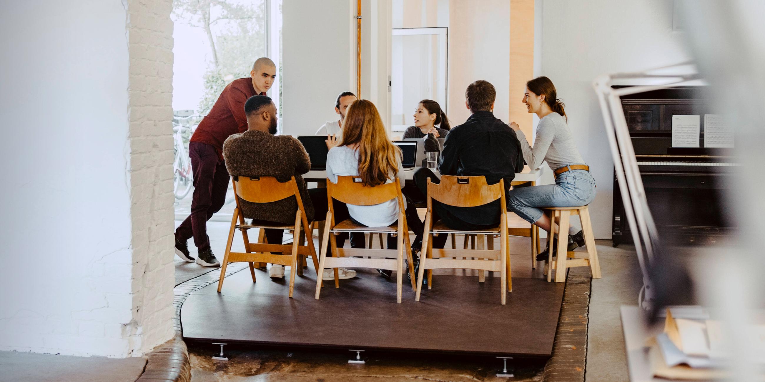 Das Team eines Start-Ups sitzt in ihrem Büro in Berlin.